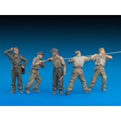 MINIART 35010 GERMAN TANK CREW AT WORK